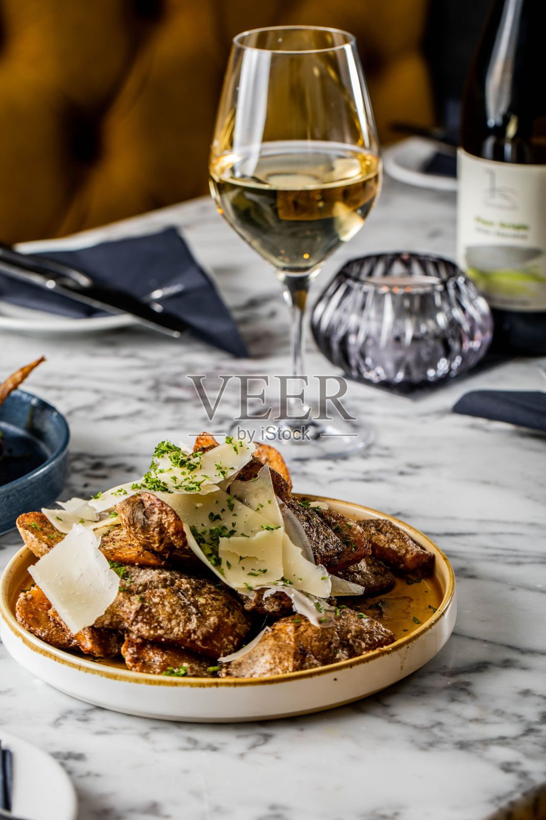 垂直镜头的一道菜，帕玛森奶酪和一杯白葡萄酒照片摄影图片