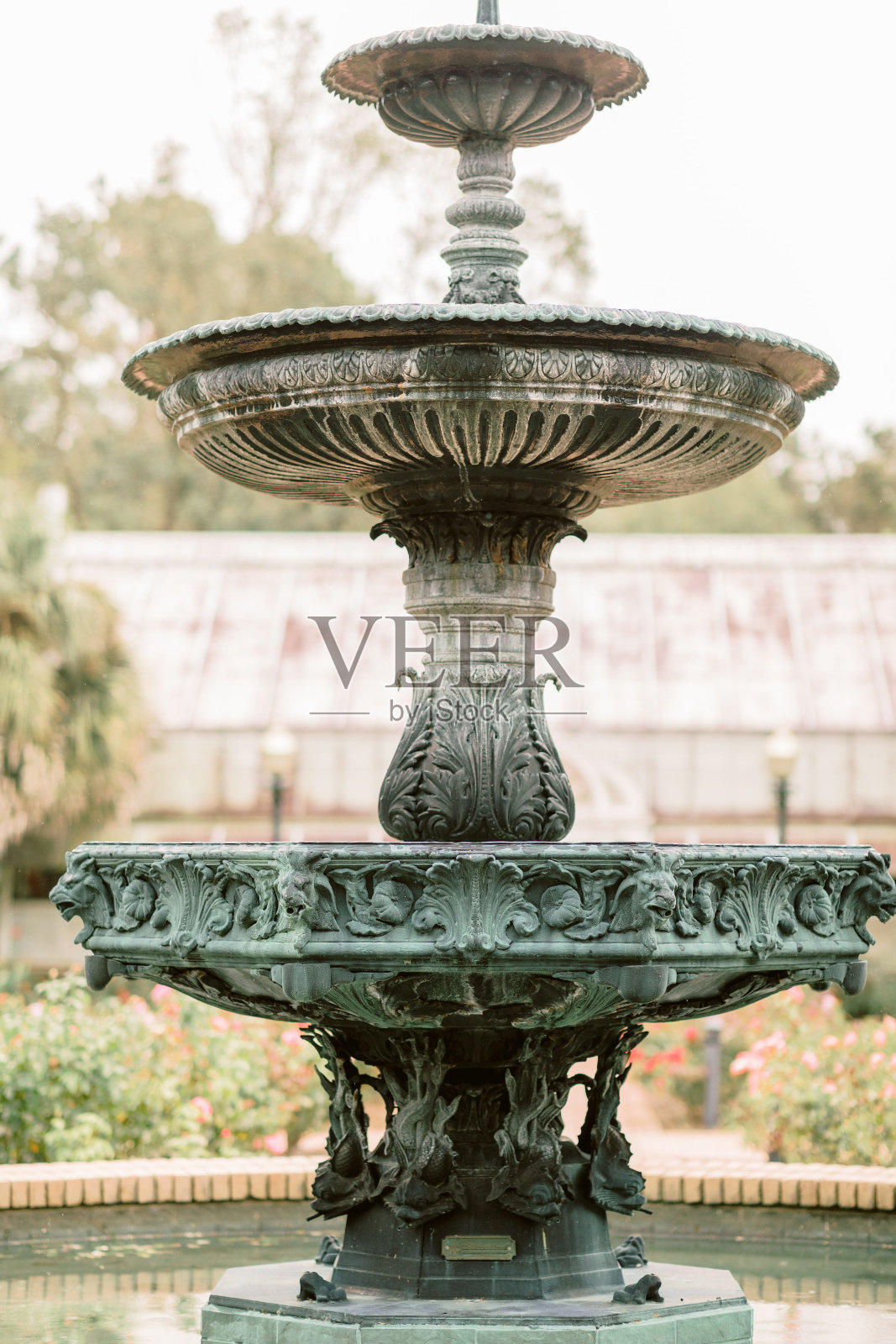 婚礼上公园里的一个老式喷泉的选择性聚焦镜头照片摄影图片