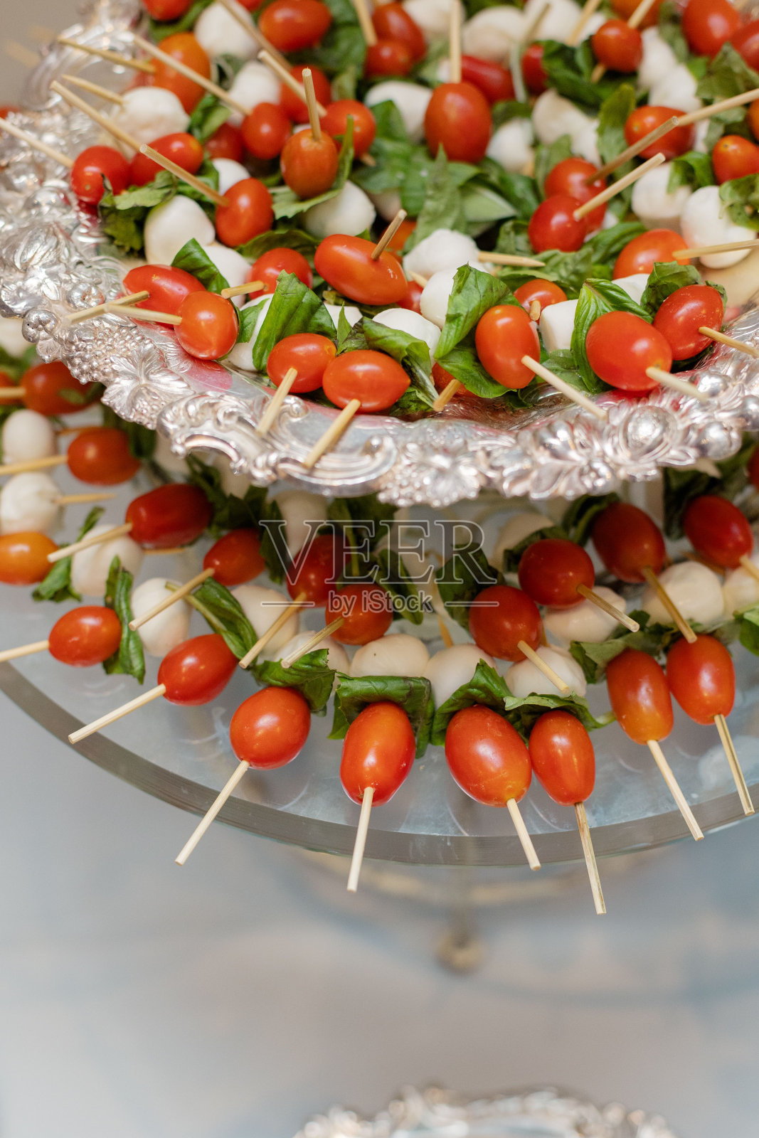 一盘卡普里烤肉串照片摄影图片