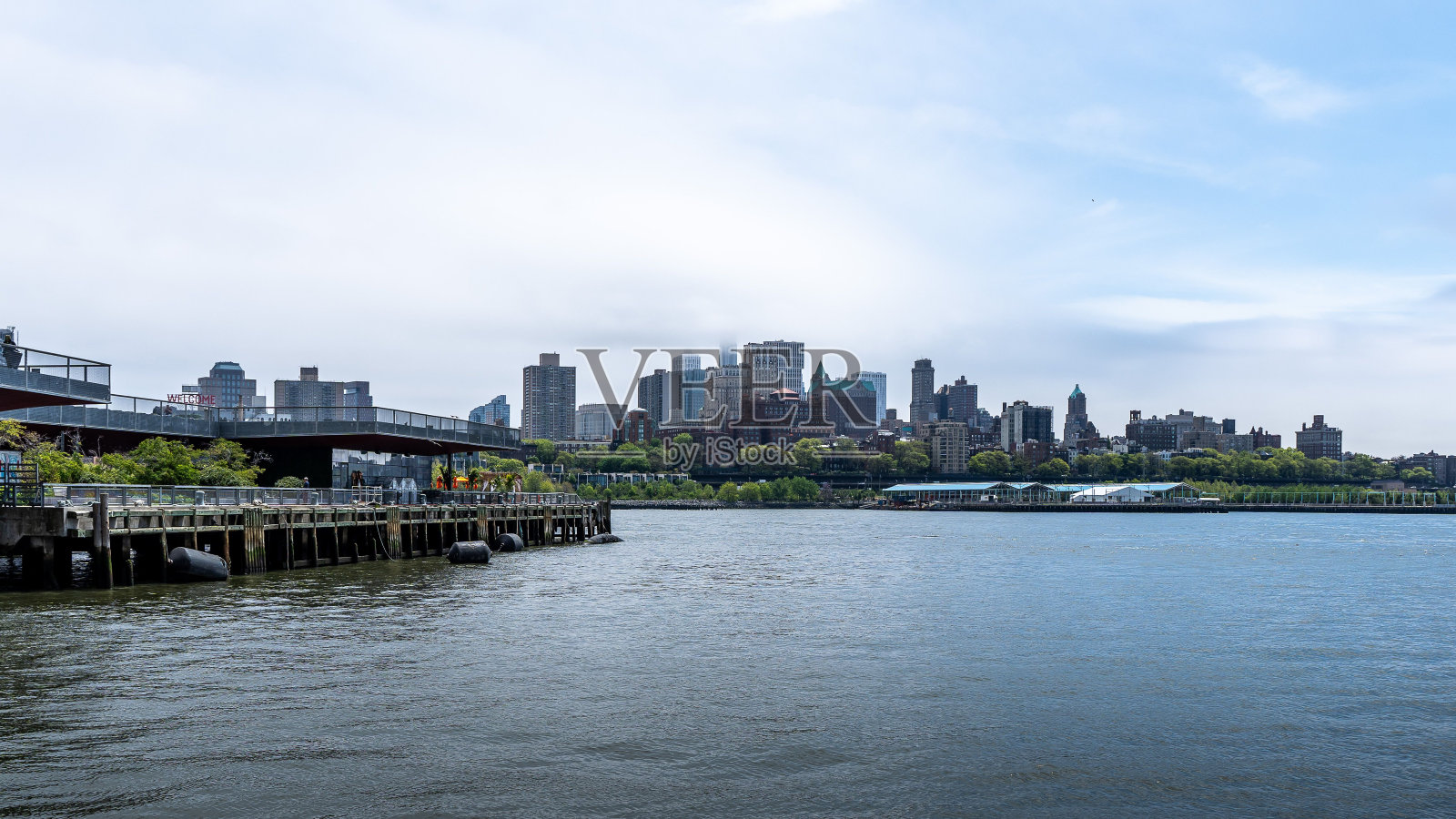 在水体后面的纽约市美丽的建筑天际线照片摄影图片