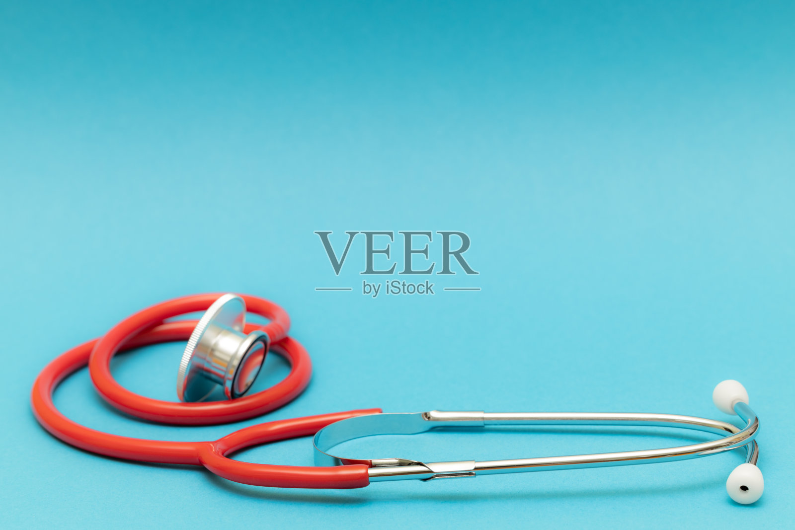 医用听诊器放在蓝色背景上照片摄影图片