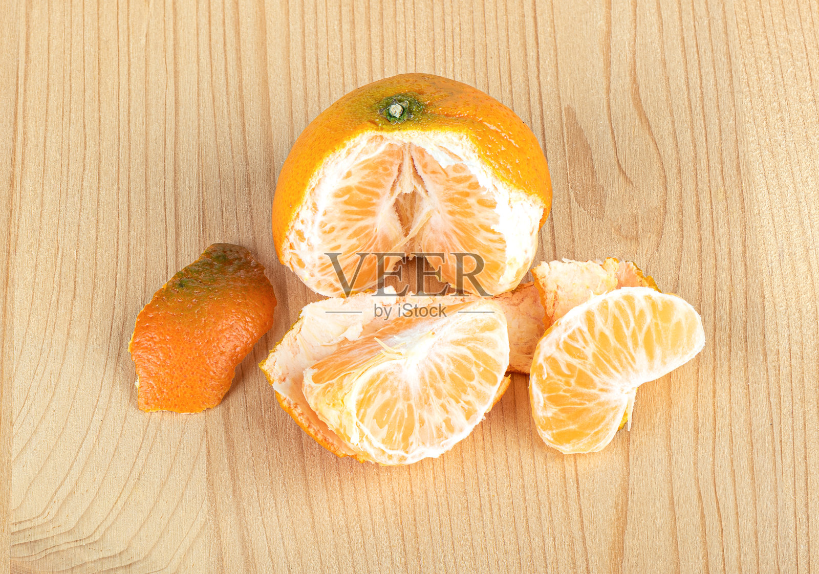 部分橘子，切片和剥橘子在木制背景。照片摄影图片