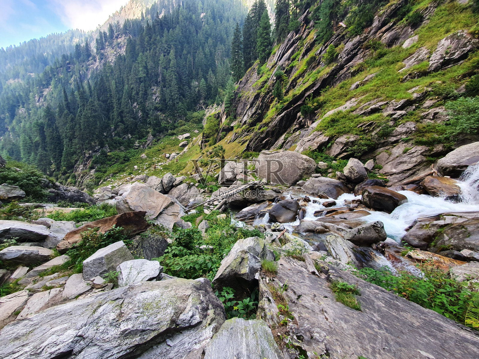 瀑布与克什米尔山谷的壮丽景色，克什米尔的自然和文化照片摄影图片