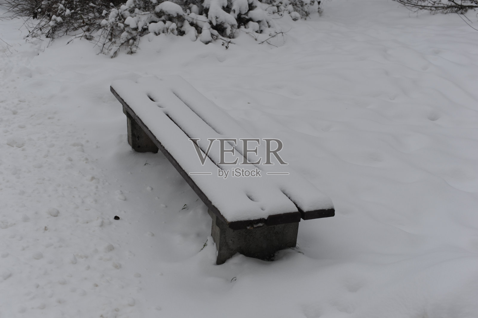 冬天下雪天公园里的空板凳照片摄影图片