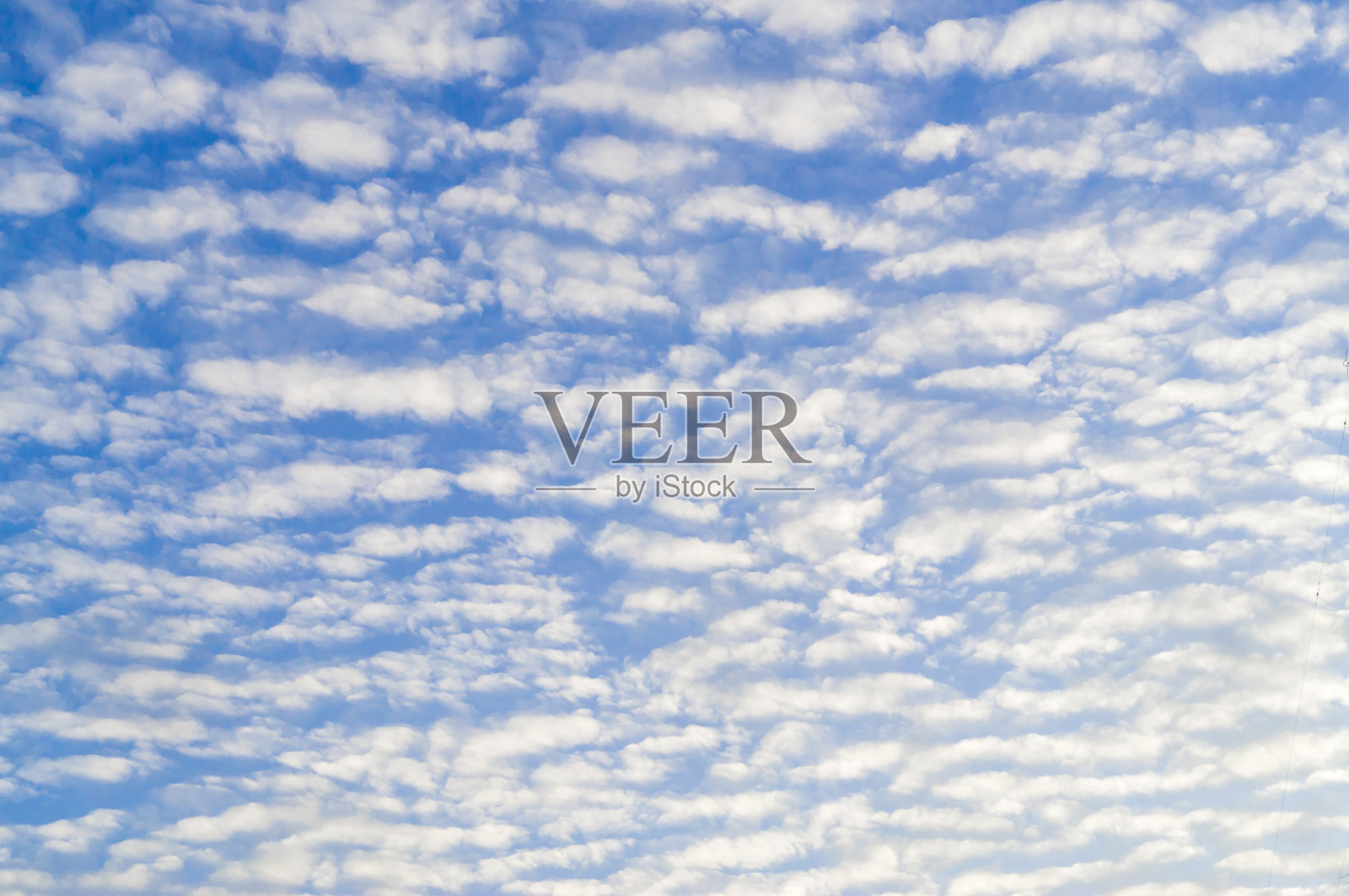 美丽的蓝天，满是奇怪的白云和清晰的阳光照耀下的早晨照片摄影图片