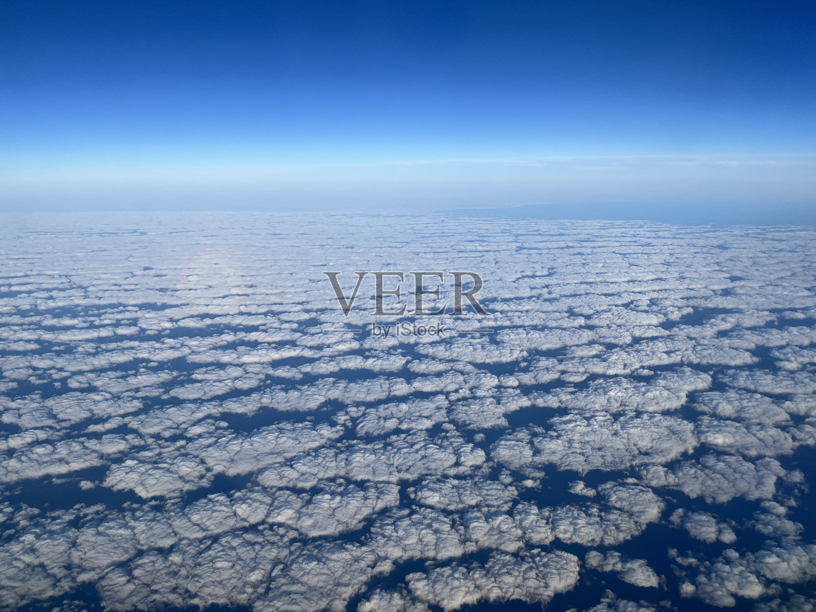 地平线上的透镜状云照片摄影图片