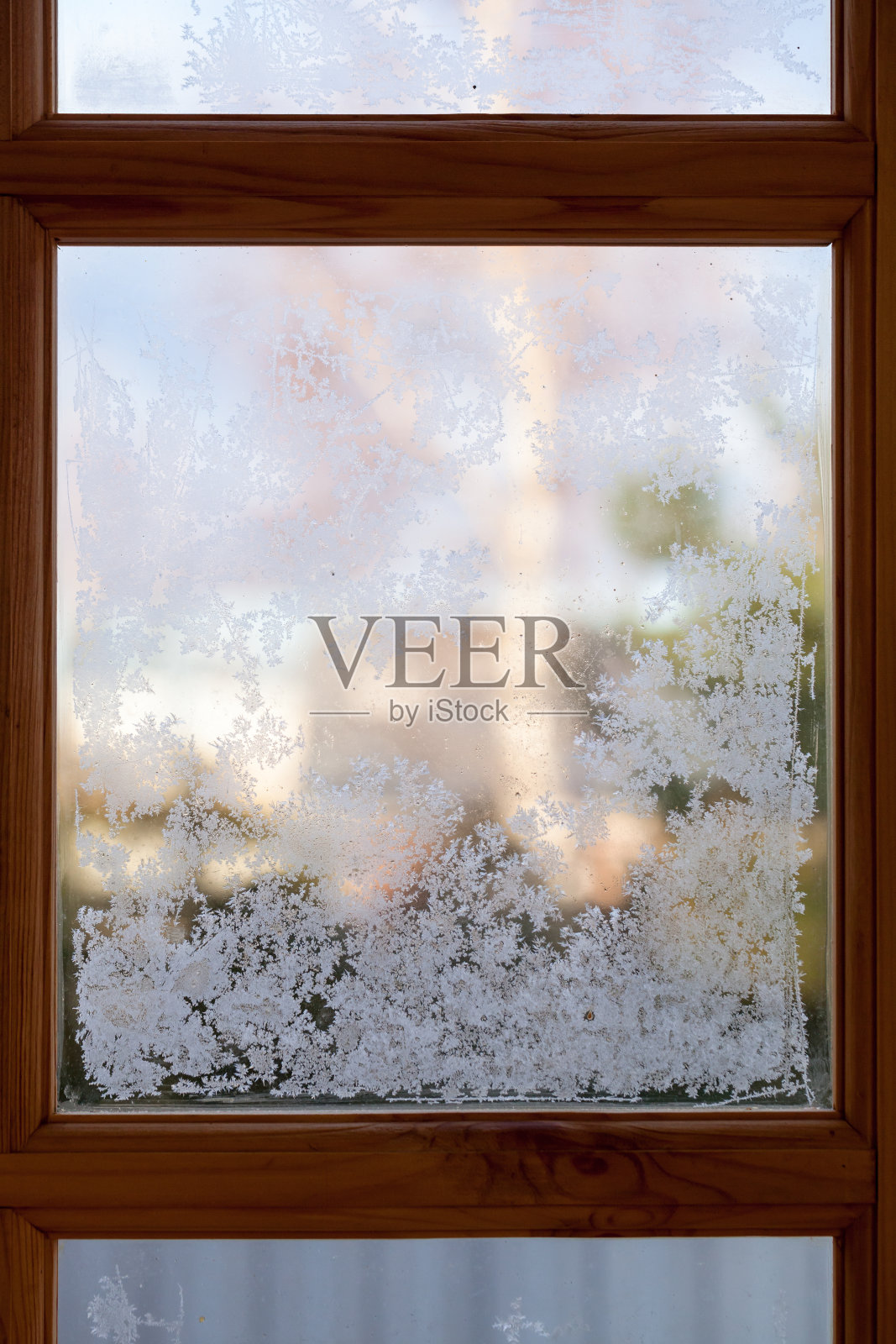 霜冻是在窗玻璃上的木框，垂直照片照片摄影图片