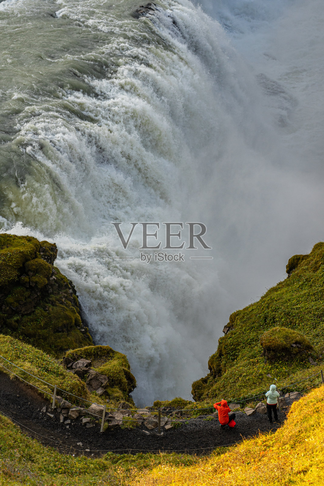 游客参观冰岛的黄金瀑布照片摄影图片