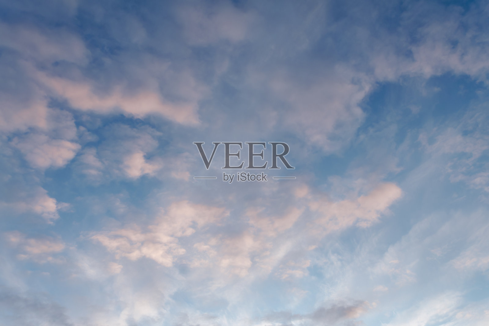 夏日傍晚天空中如画的云彩，被落日的余晖照亮。照片摄影图片