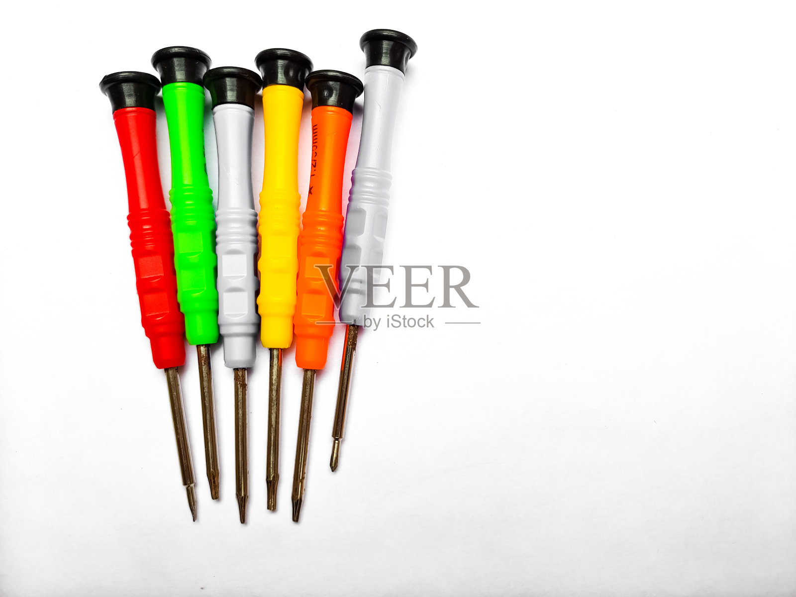 白色背景上孤立的小螺丝刀。精密螺丝刀，选择性聚焦照片摄影图片