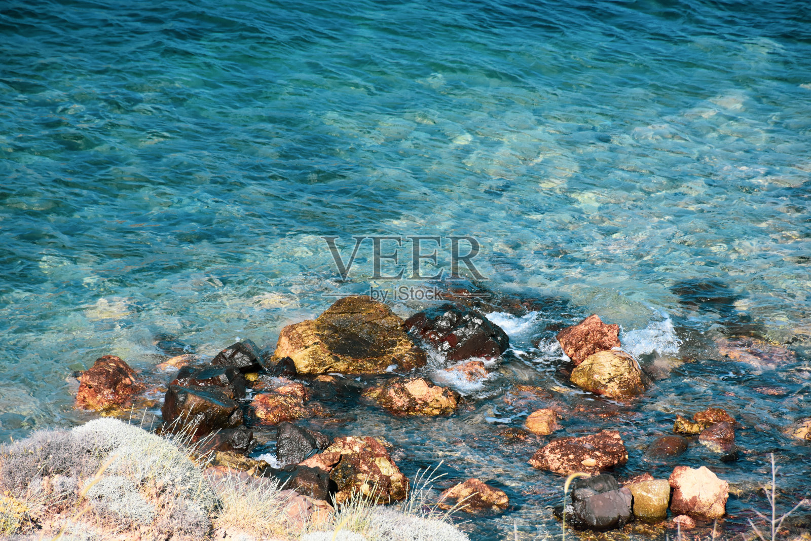 近距离观看的爱琴海海岸线的绿松石，充满了悬崖，珊瑚和珊瑚礁照片摄影图片