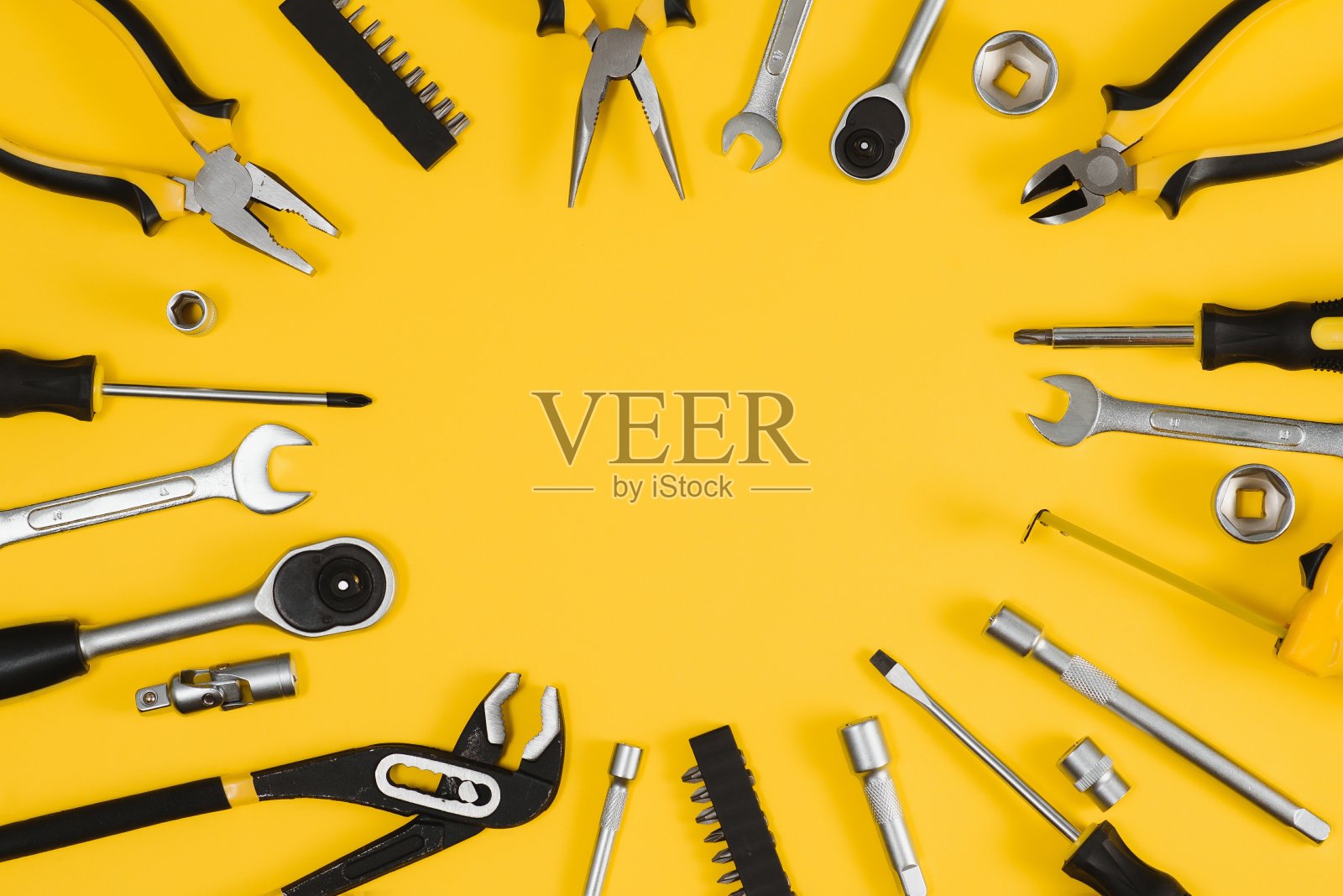 一套各种施工工具。家庭维修工具。在建筑工地工作。在黄色的背景上。断然。Flatlay照片摄影图片