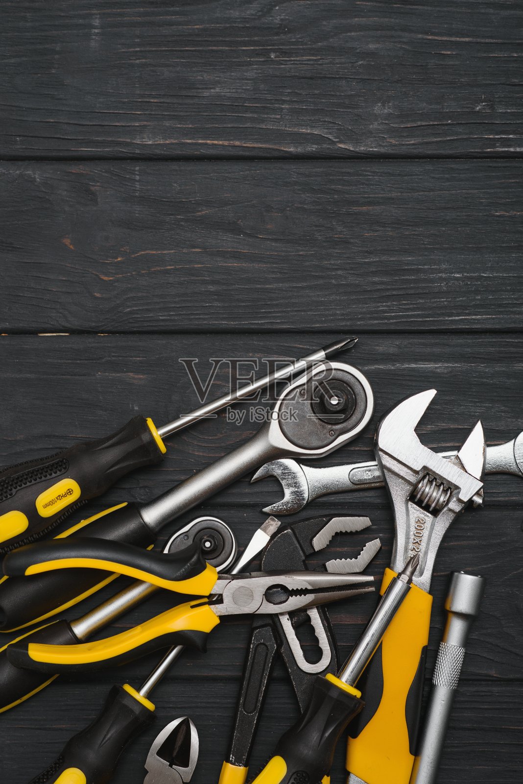 一套手工工具。设备在木制背景。照片摄影图片