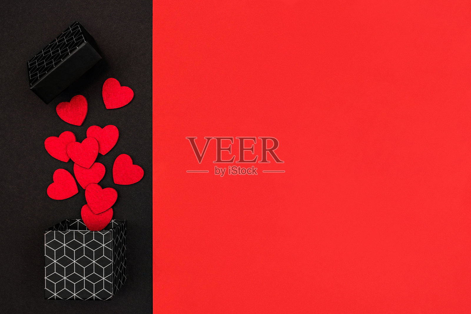 红黑底配以几何图案的盒子，背景上装饰有心形图案照片摄影图片