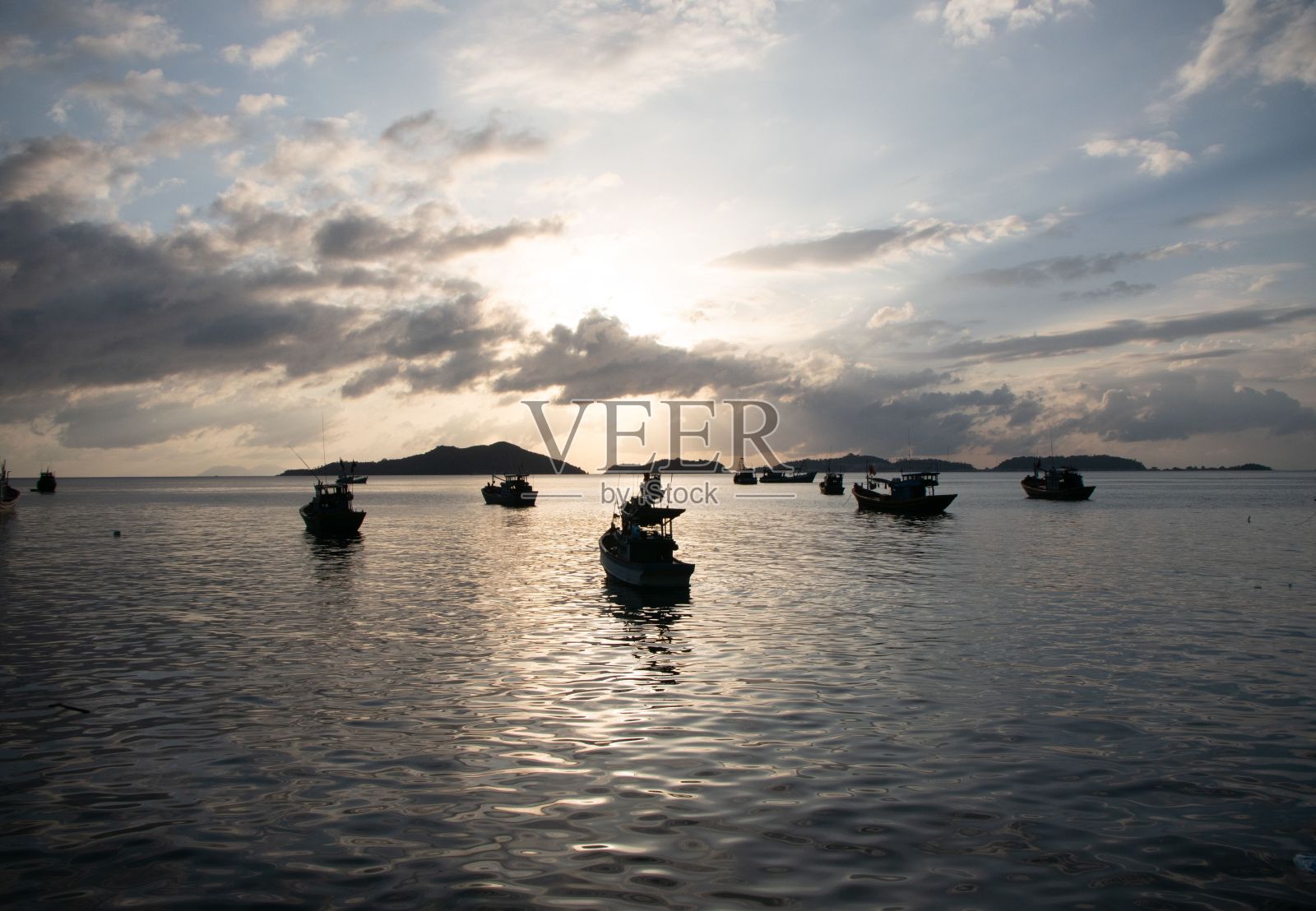 越南南都岛海上船只的美丽景色照片摄影图片