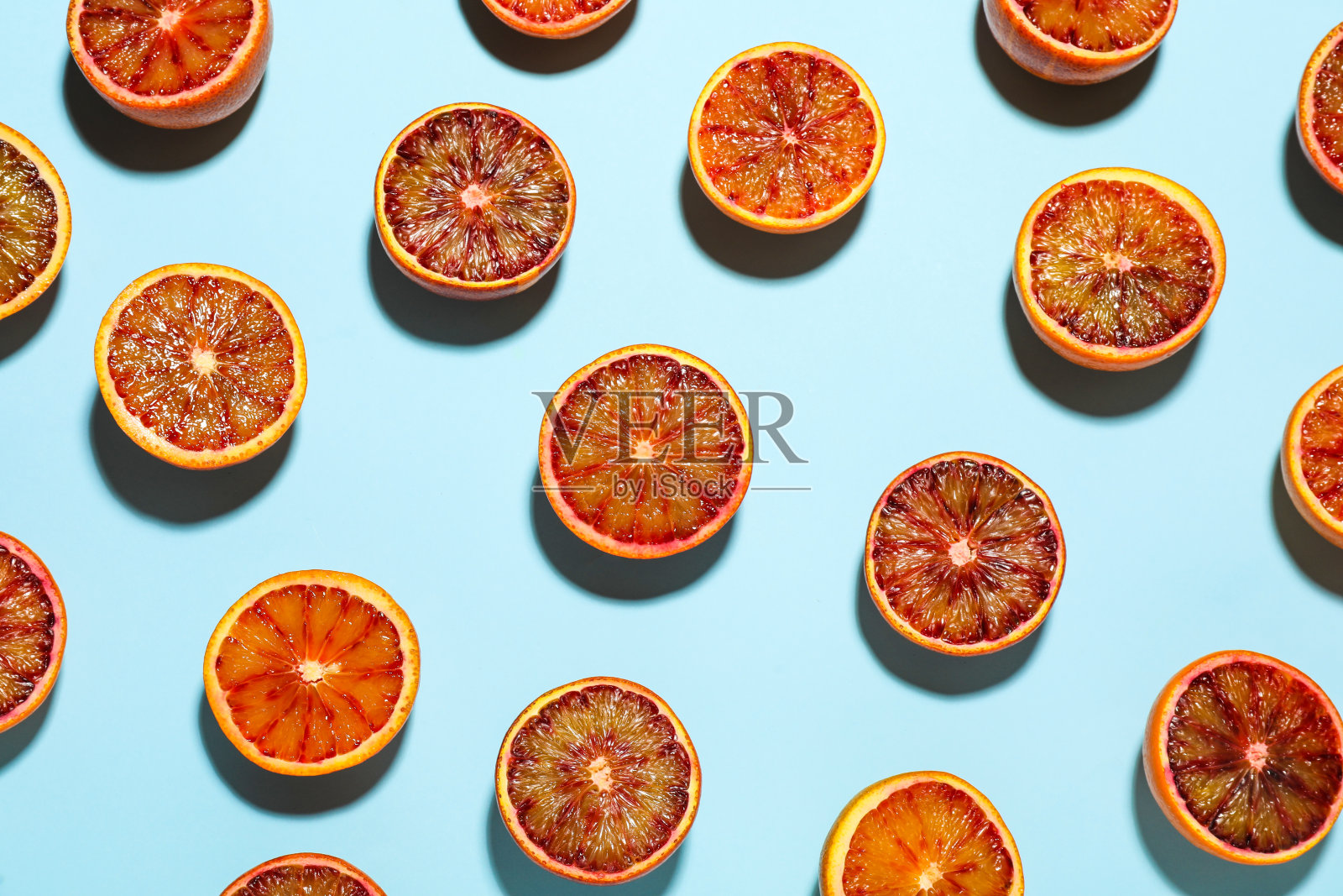 许多成熟的西西里橙子在浅蓝色的背景上，平铺照片摄影图片