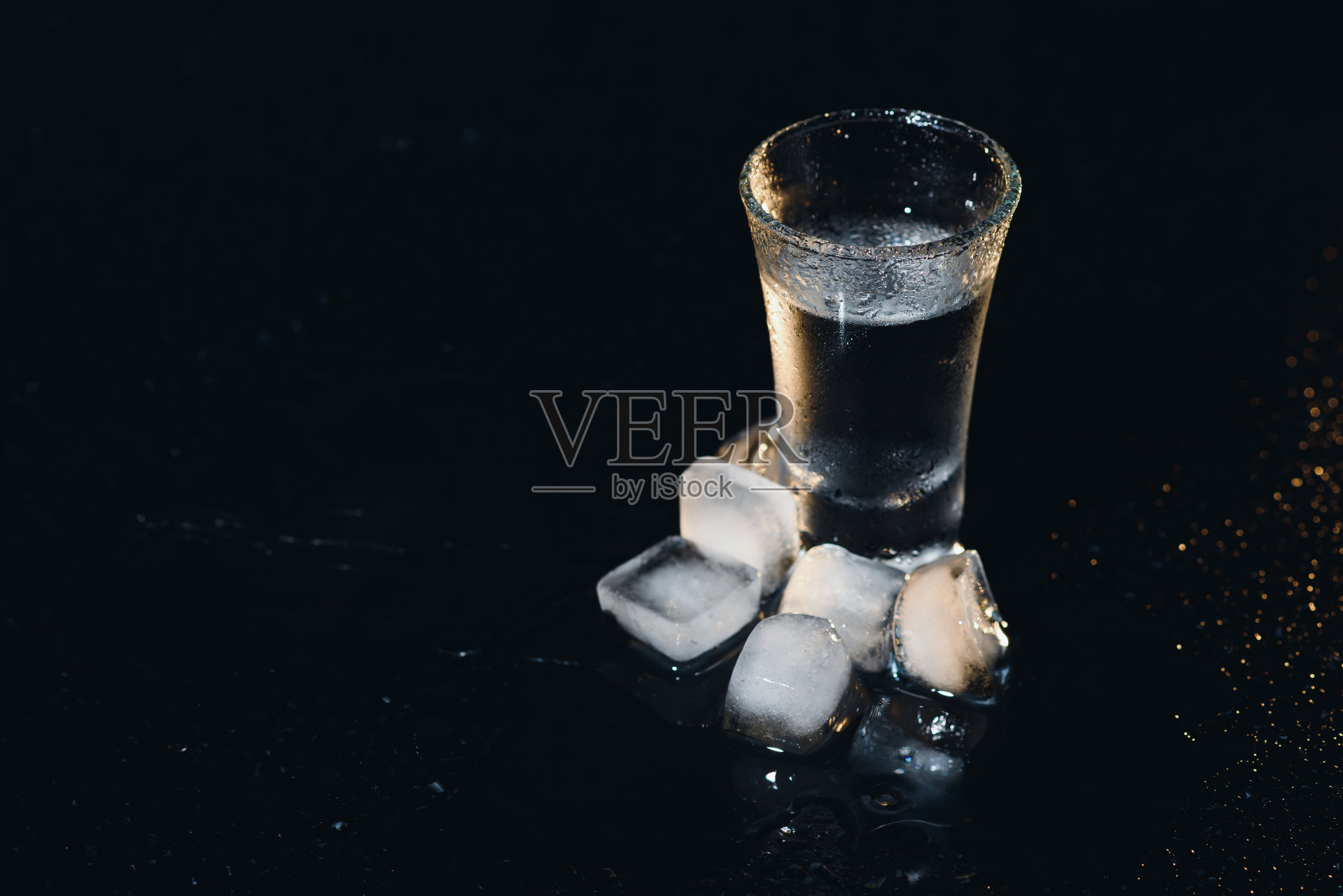 深色背景的烈酒杯伏特加照片摄影图片