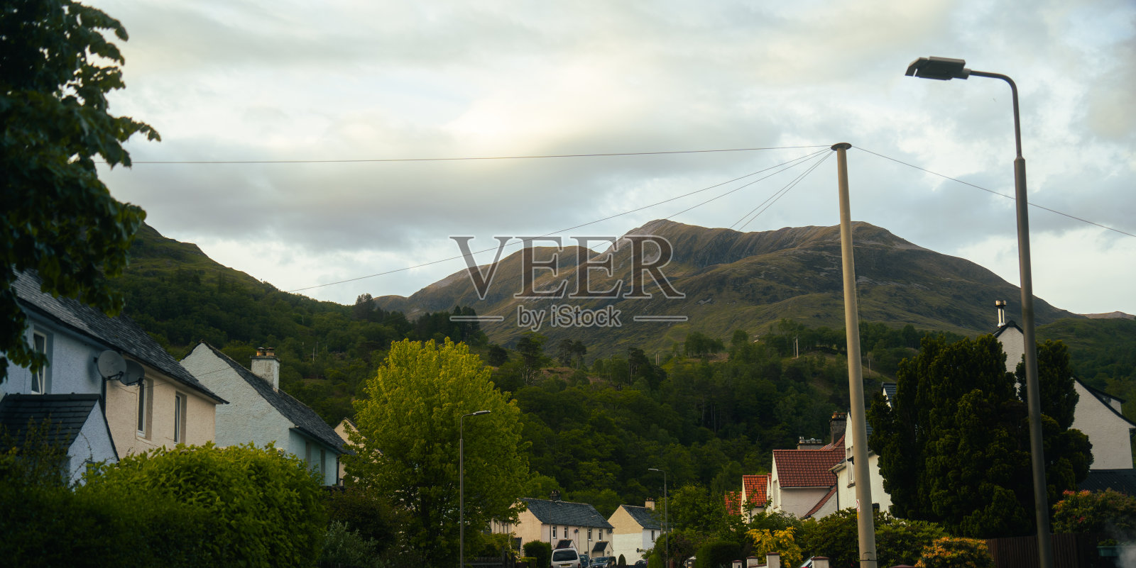 苏格兰社区，背景是山照片摄影图片