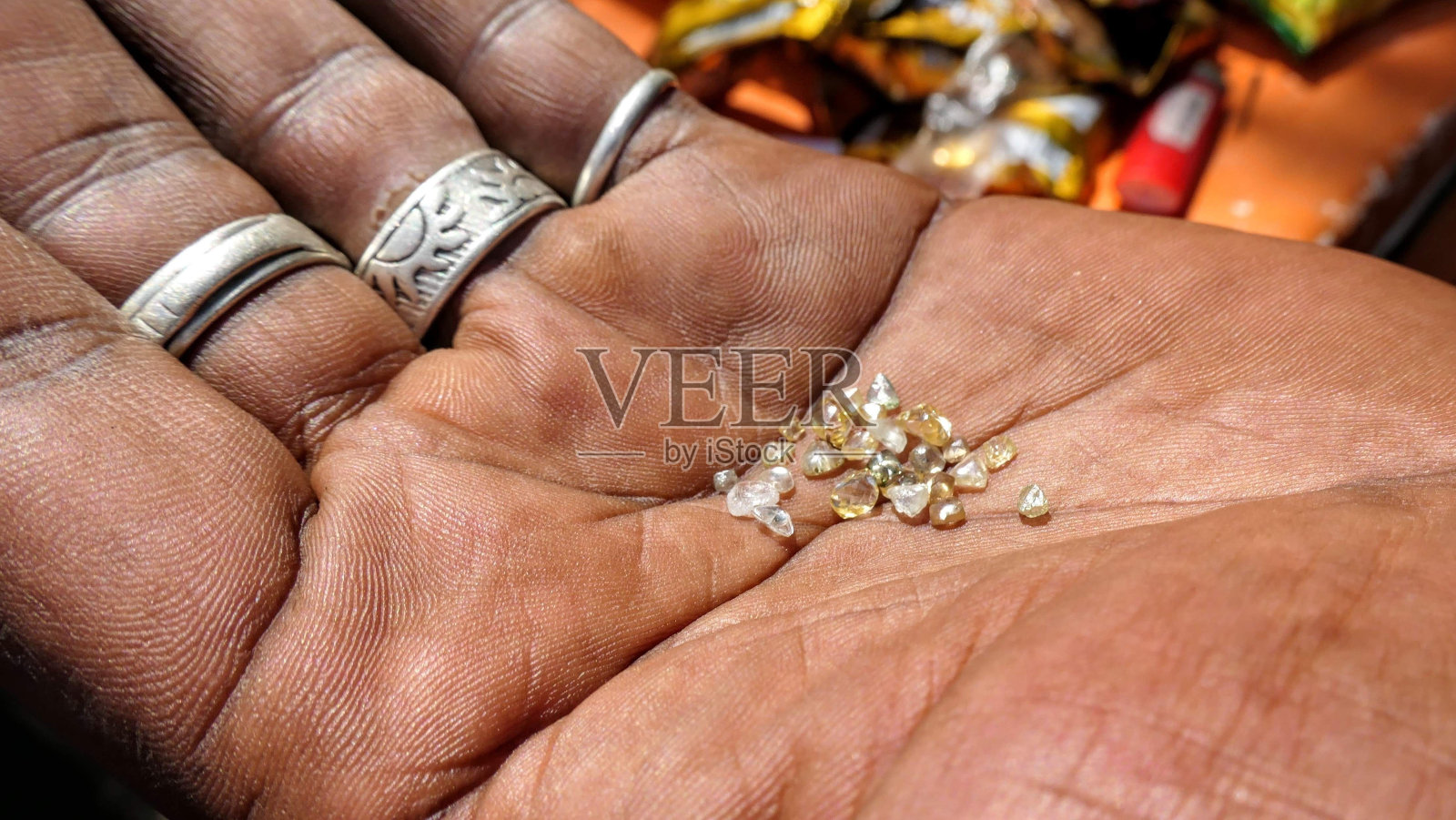 巴西钻石勘探者拍摄的漂亮的小钻石特写镜头照片摄影图片