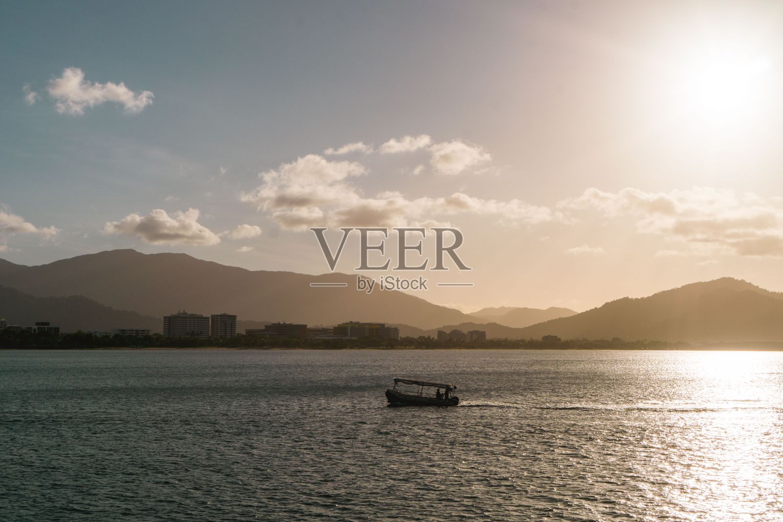 在澳大利亚昆士兰州，一艘小船在水上航行的特写镜头照片摄影图片