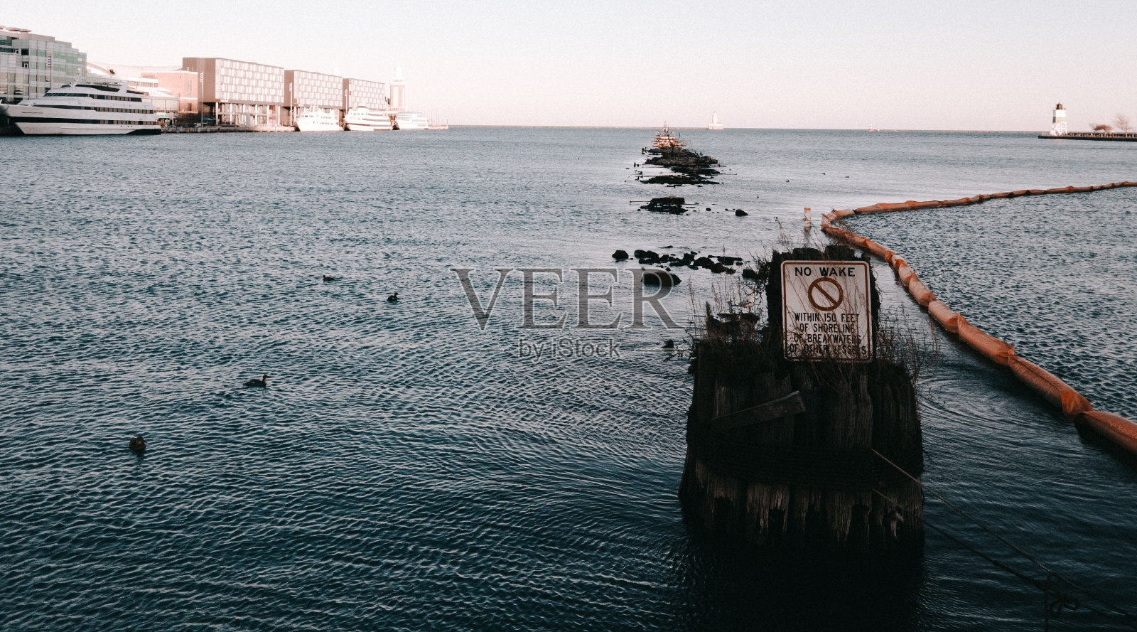 海岸警戒标志的特写照片摄影图片