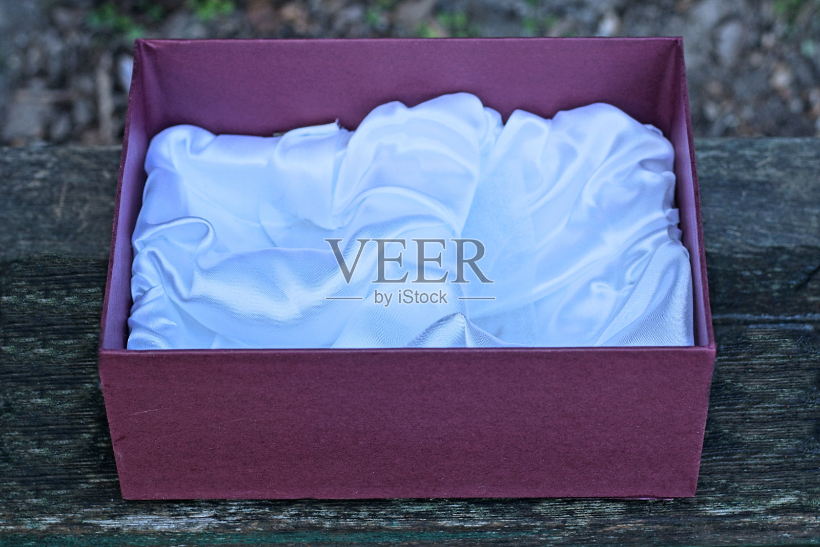 一个打开的红色纸板箱照片摄影图片