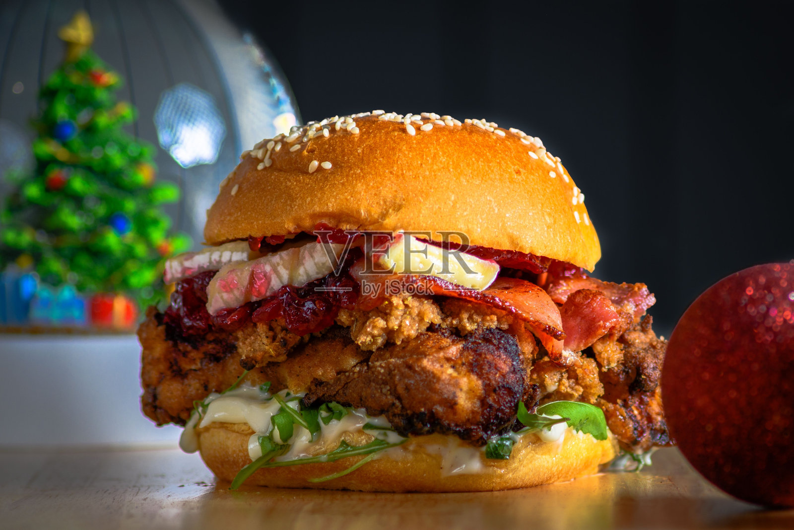 一张桌子上的鸡肉，布里干酪和蔓越莓汉堡的特写-一个圣诞汉堡的概念照片摄影图片