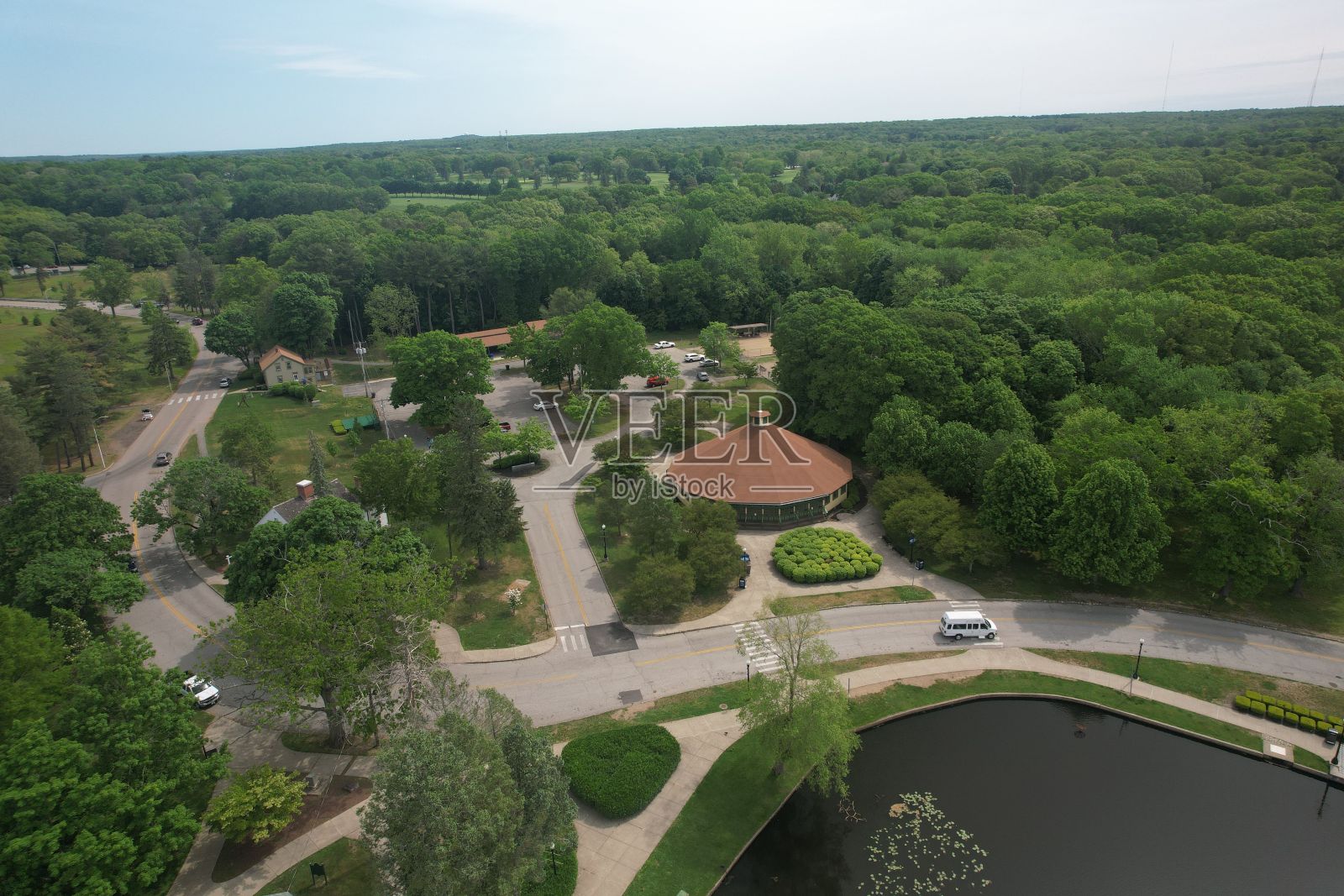 在阳光明媚的日子里鸟瞰美丽的森林照片摄影图片