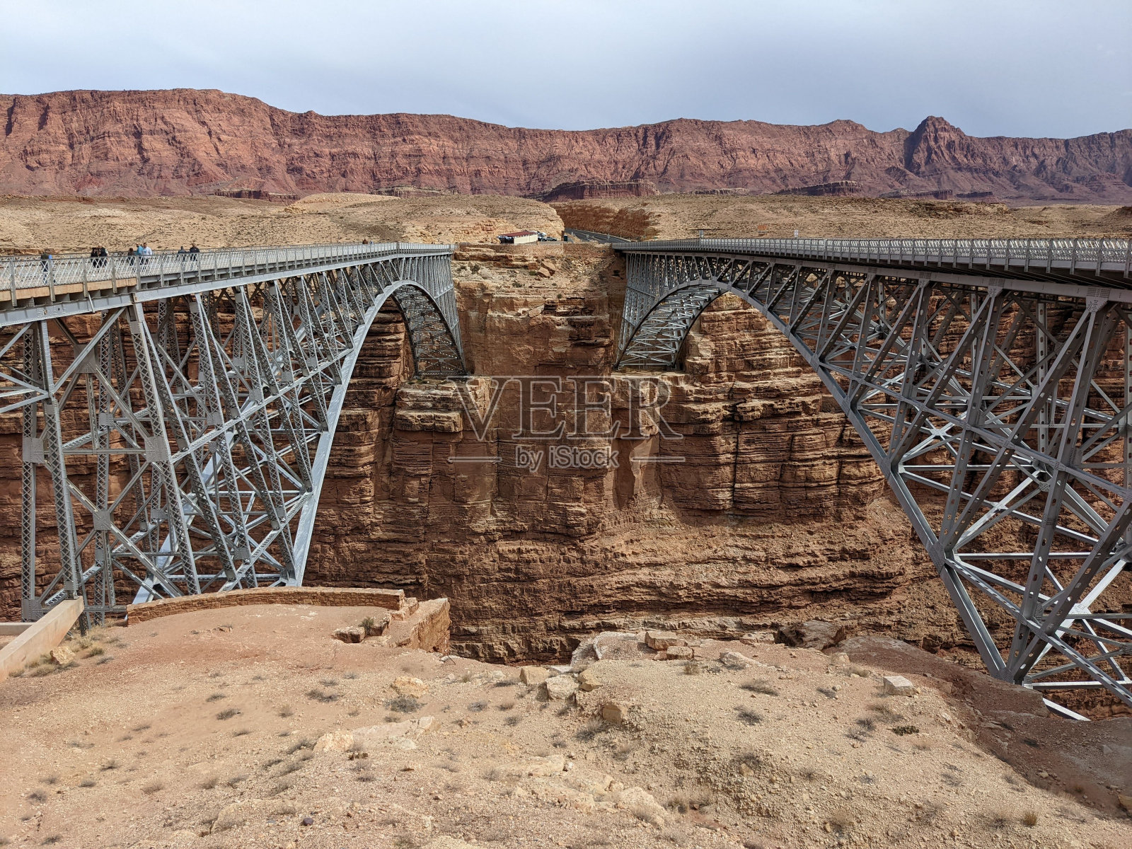 美国亚利桑那州大峡谷国家公园内横跨科罗拉多河的纳瓦霍大桥的风景照片摄影图片