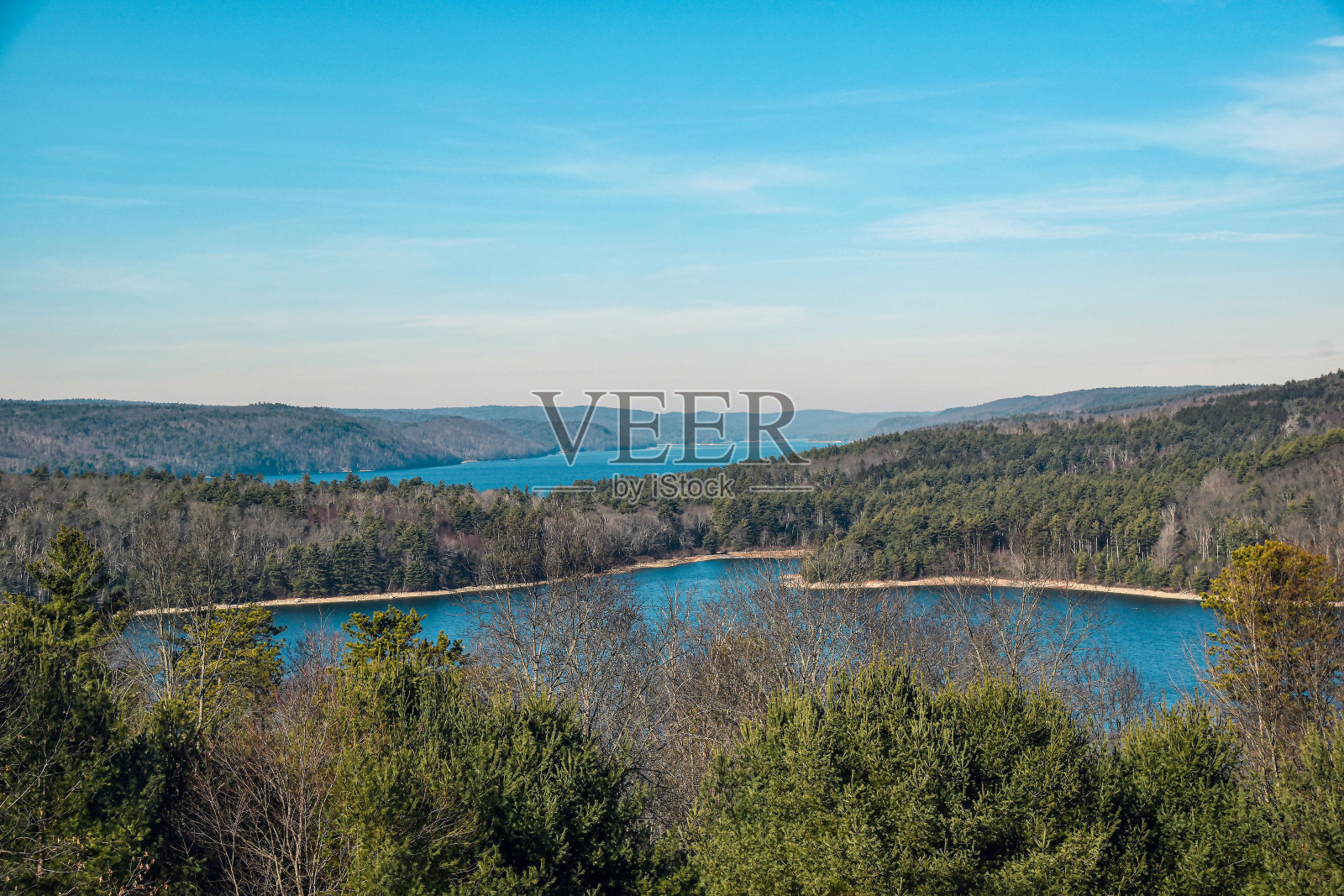 从恩菲尔德眺望quabbin水库的景色照片摄影图片