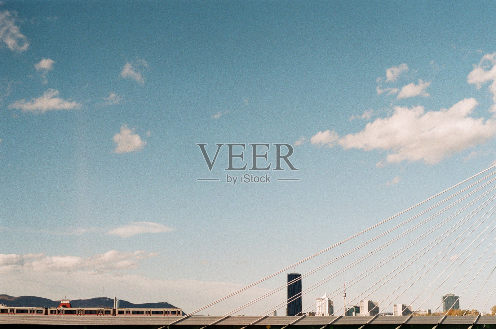 奥地利维也纳U-Bahn U2上的多瑙施塔特布鲁克桥照片摄影图片