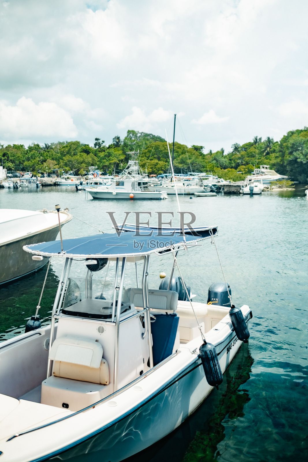 垂直拍摄的游艇在科苏梅尔岛的港口，金塔纳罗奥，墨西哥照片摄影图片