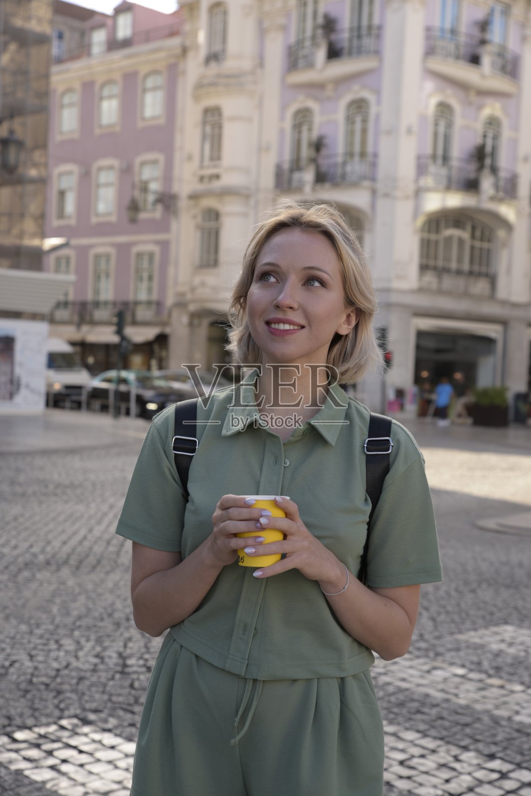 微笑的女游客拿着杯子照片摄影图片