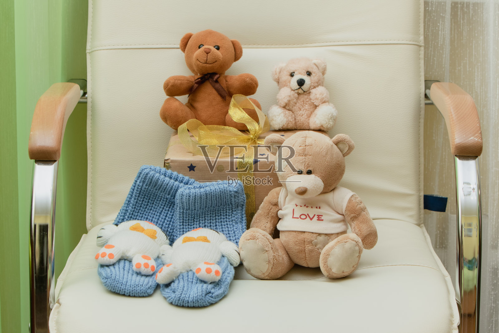 泰迪熊和礼物。生日和圣诞节。假期和玩具照片摄影图片