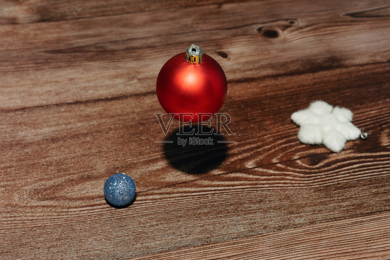 红色的圣诞装饰在木地板上照片摄影图片