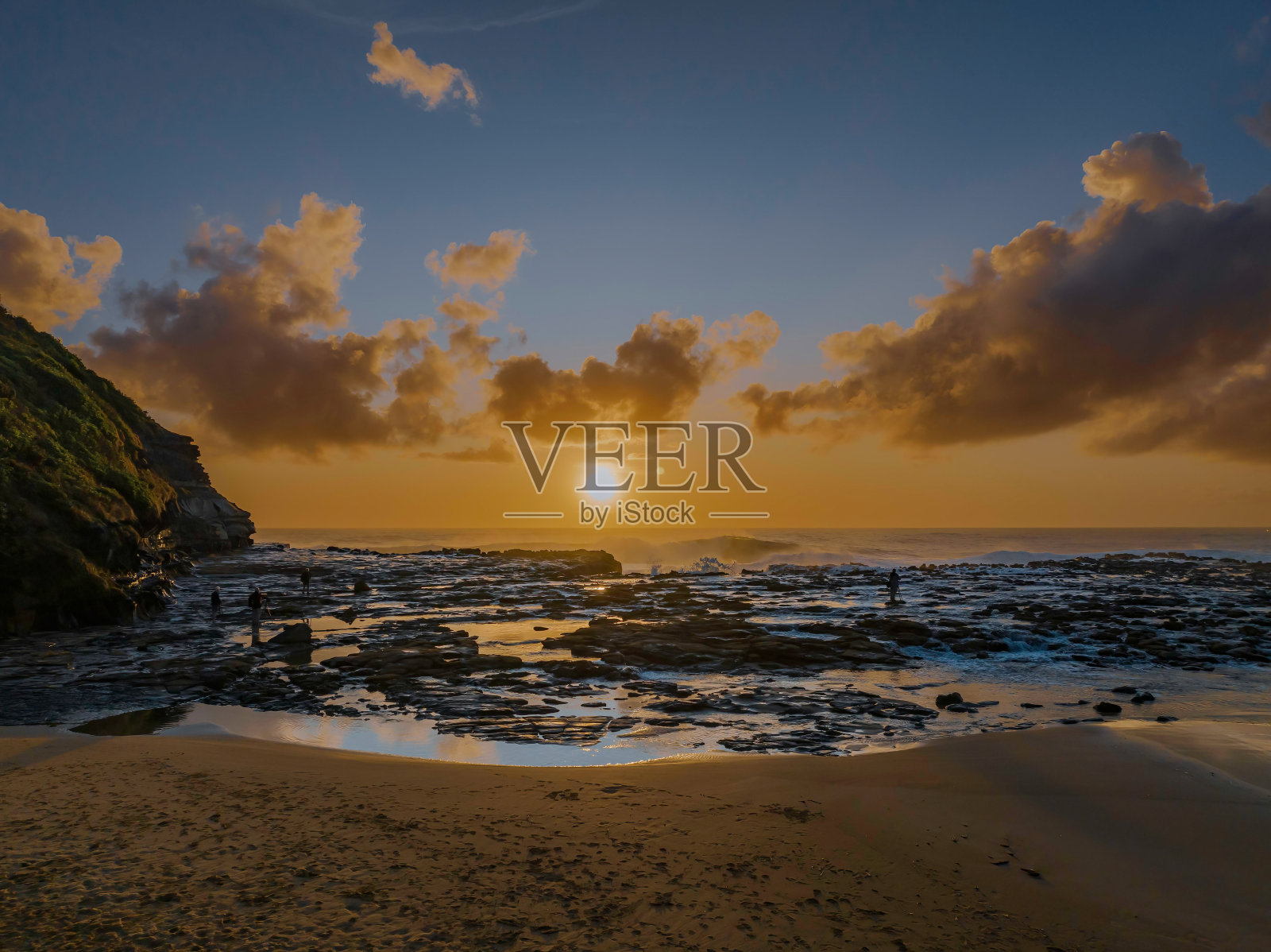 摄影师和海边的黄金时间照片摄影图片