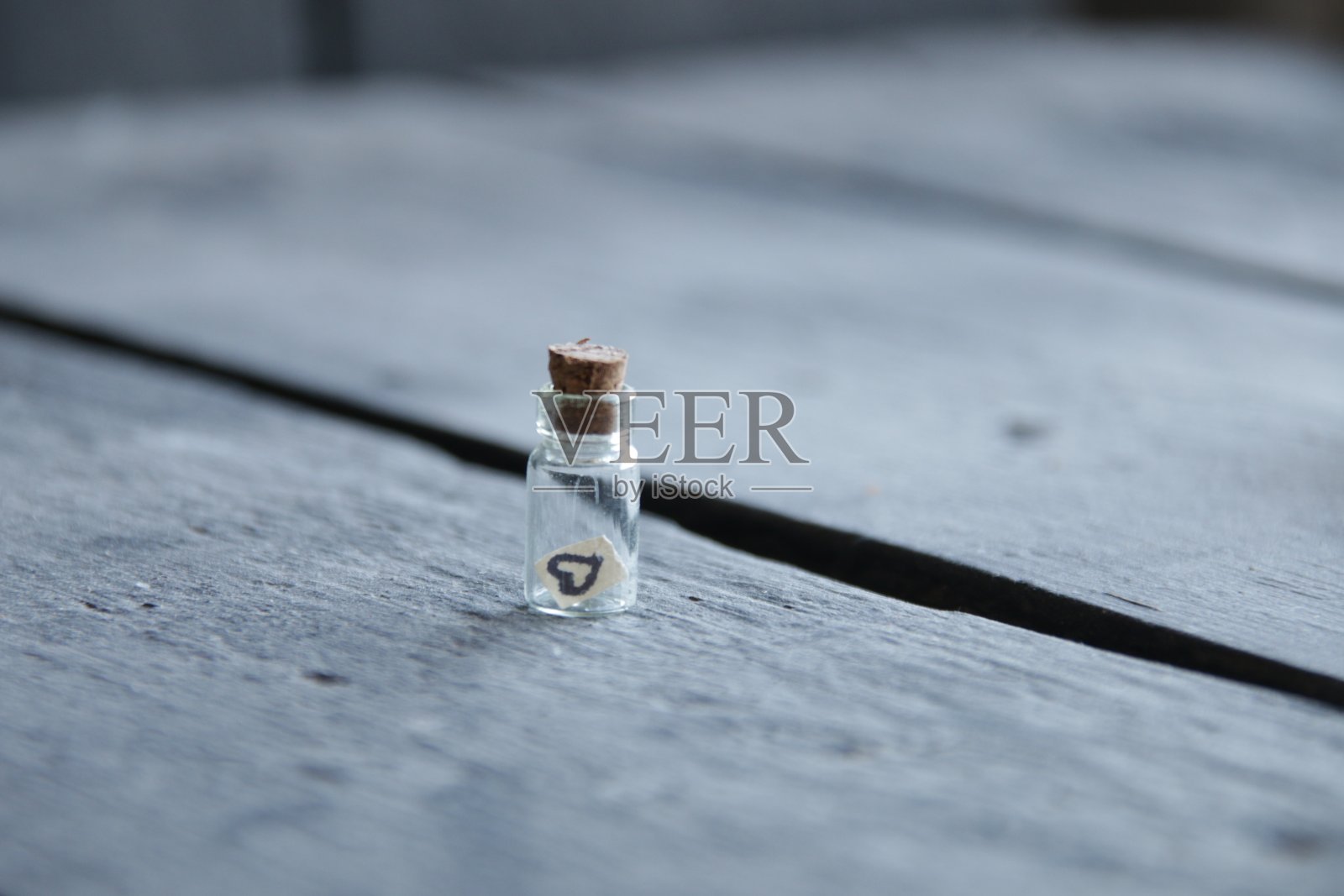 生日的背景。复古背景上的一颗心。照片摄影图片