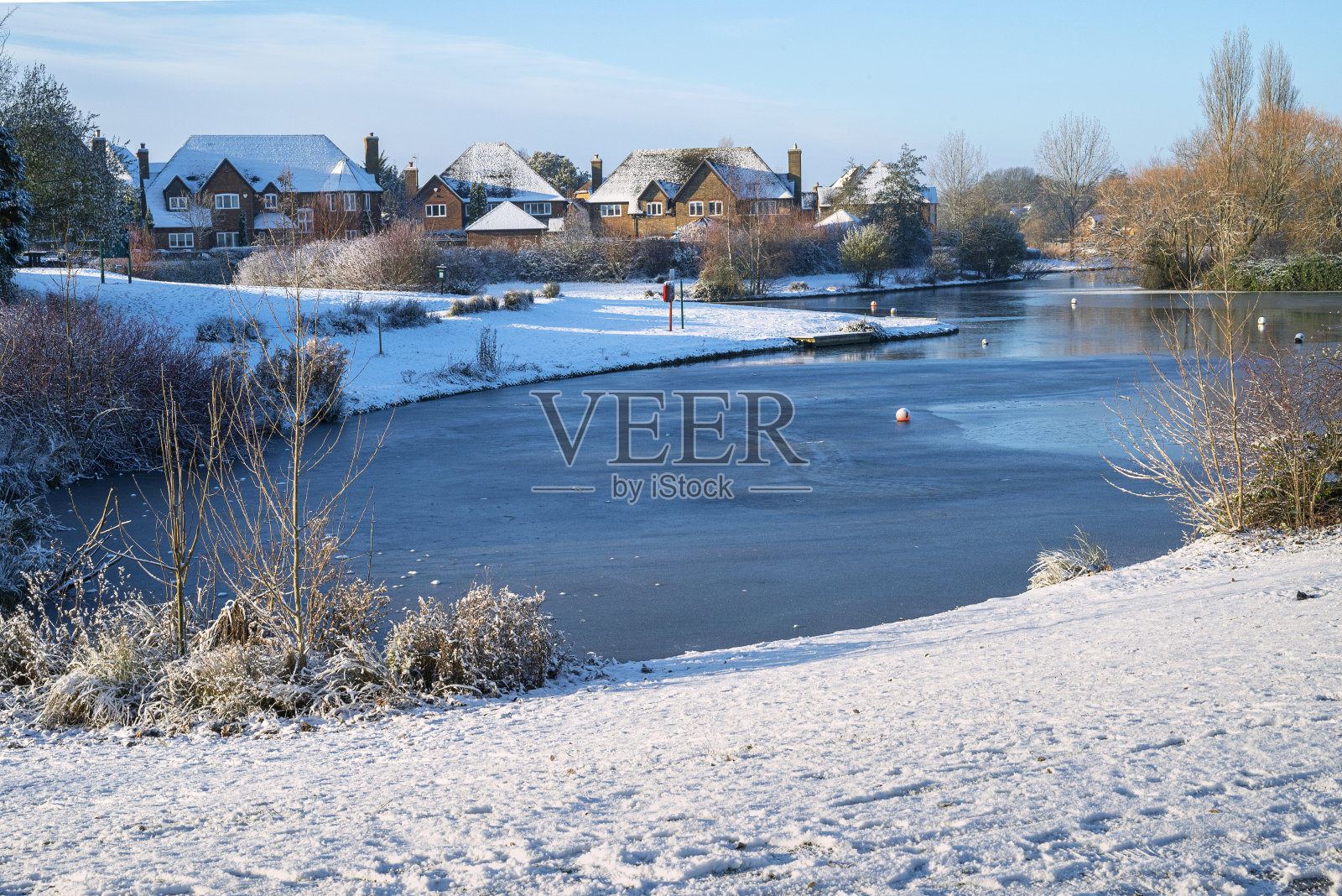 美丽街区的残雪照片摄影图片