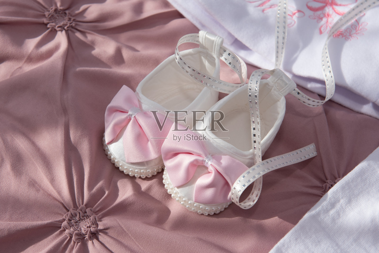 小女孩粉色鞋子靴子，照片摄影图片