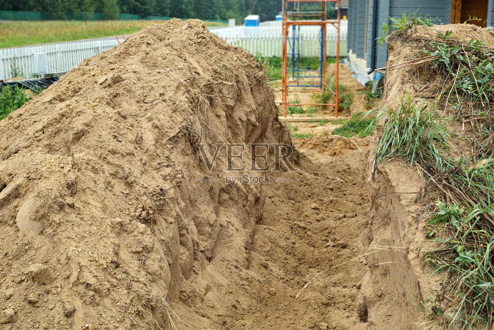 挖深沟照片摄影图片
