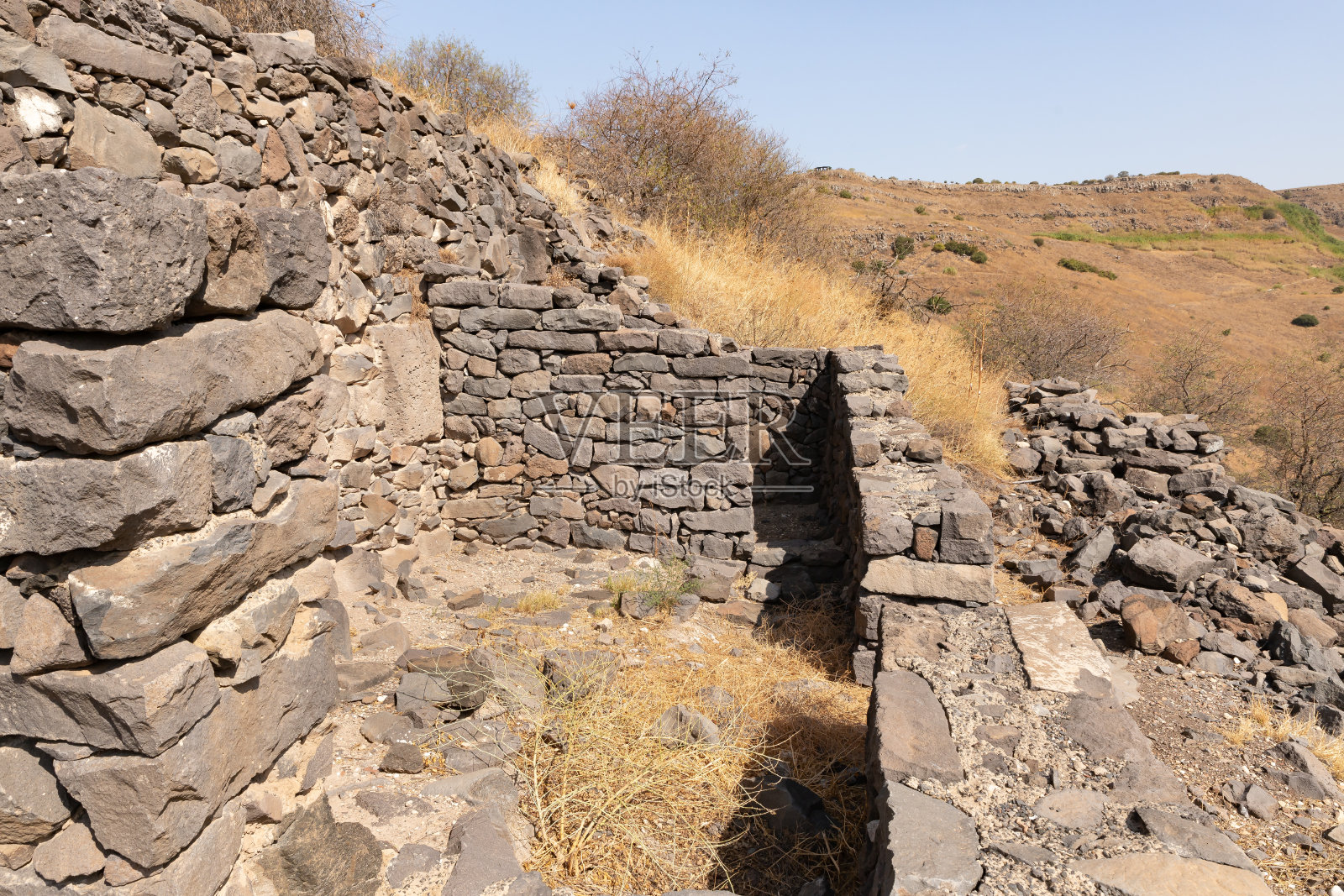 以色列北部戈兰高地古姆拉城遗址上的建筑和石墙照片摄影图片