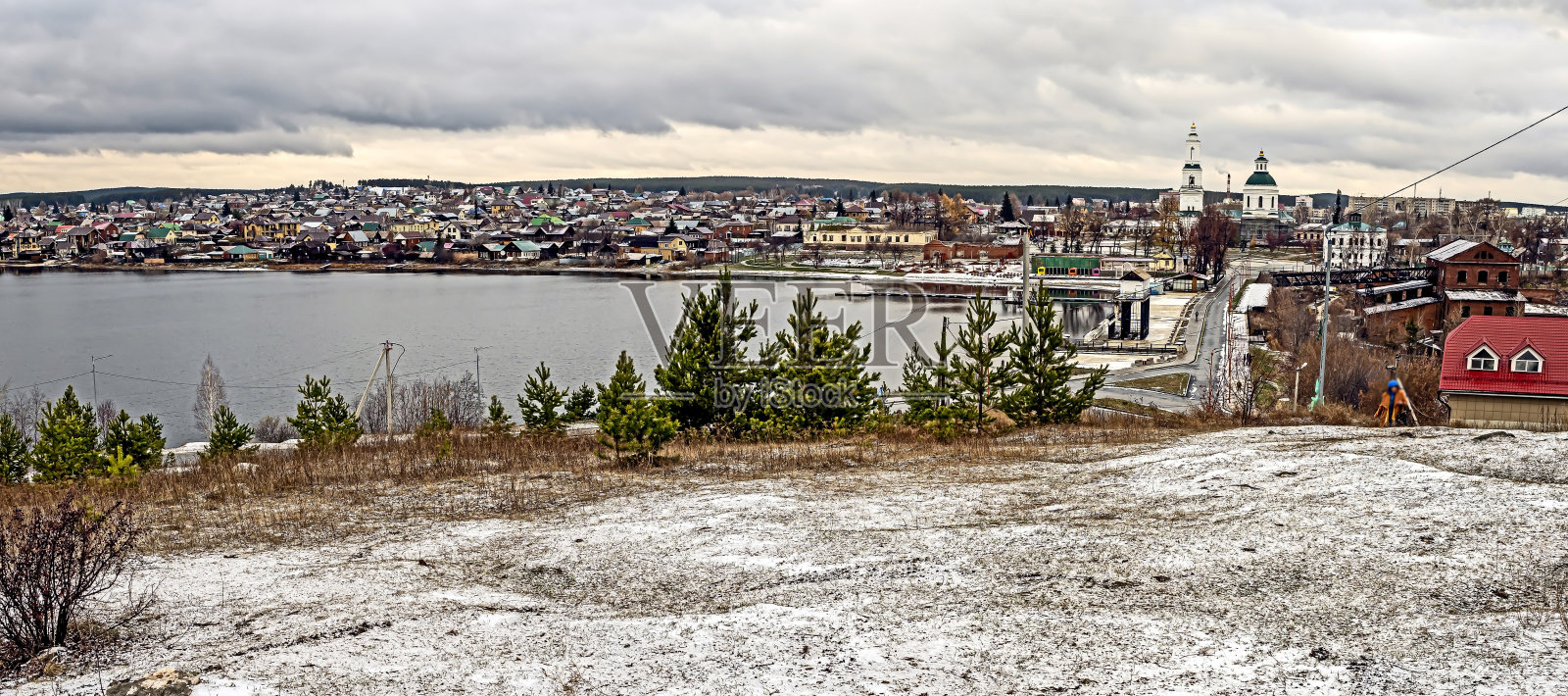 乌拉尔山脉中部的Sysert市附近的城市池塘照片摄影图片