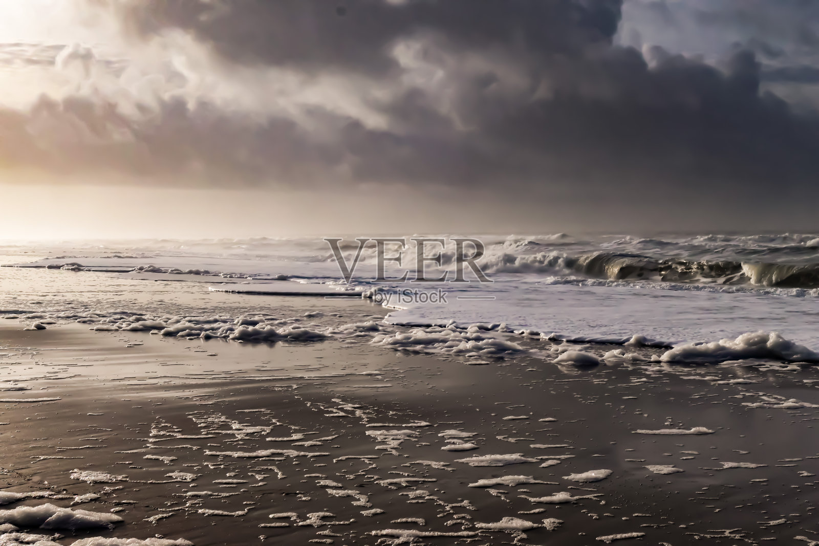 苏尔特岛海滩上的日落照片摄影图片