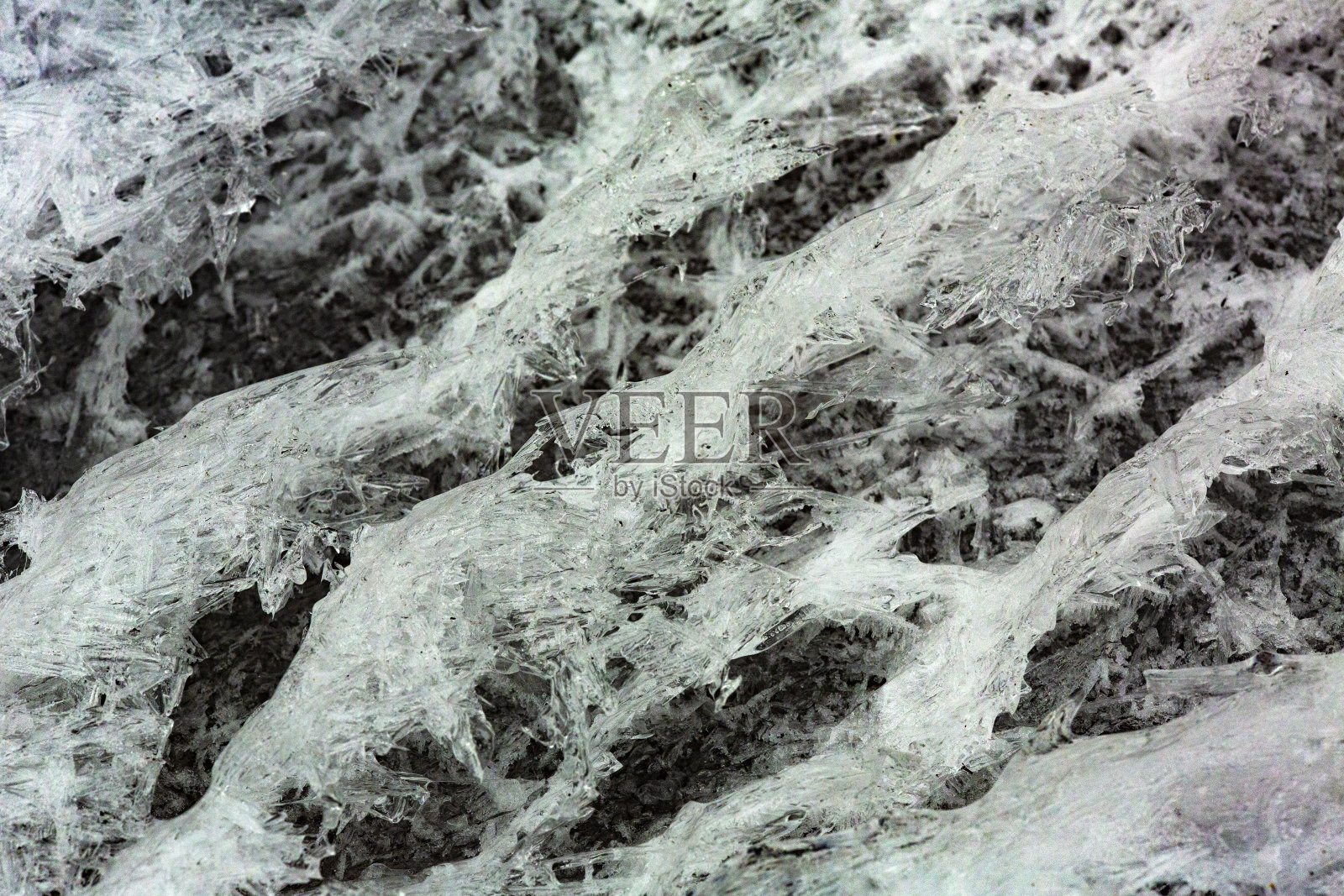 五彩缤纷的冰晶在冻结的小溪在卓别林，康涅狄格州。照片摄影图片