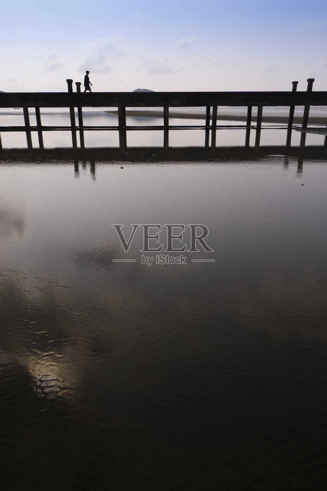 行人在水上人道和车辆使用亚洲照片摄影图片