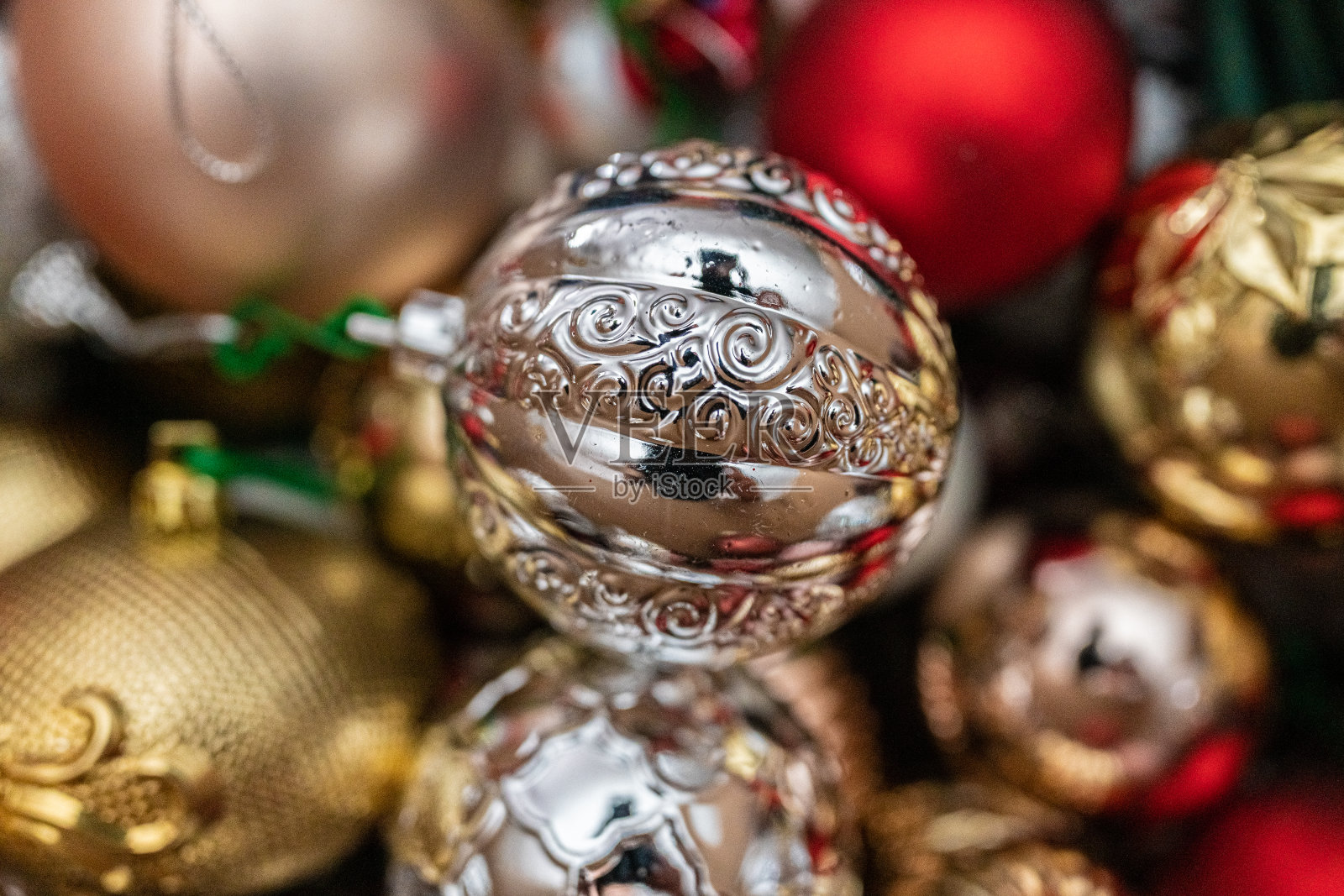 圣诞球是圣诞树的装饰照片摄影图片