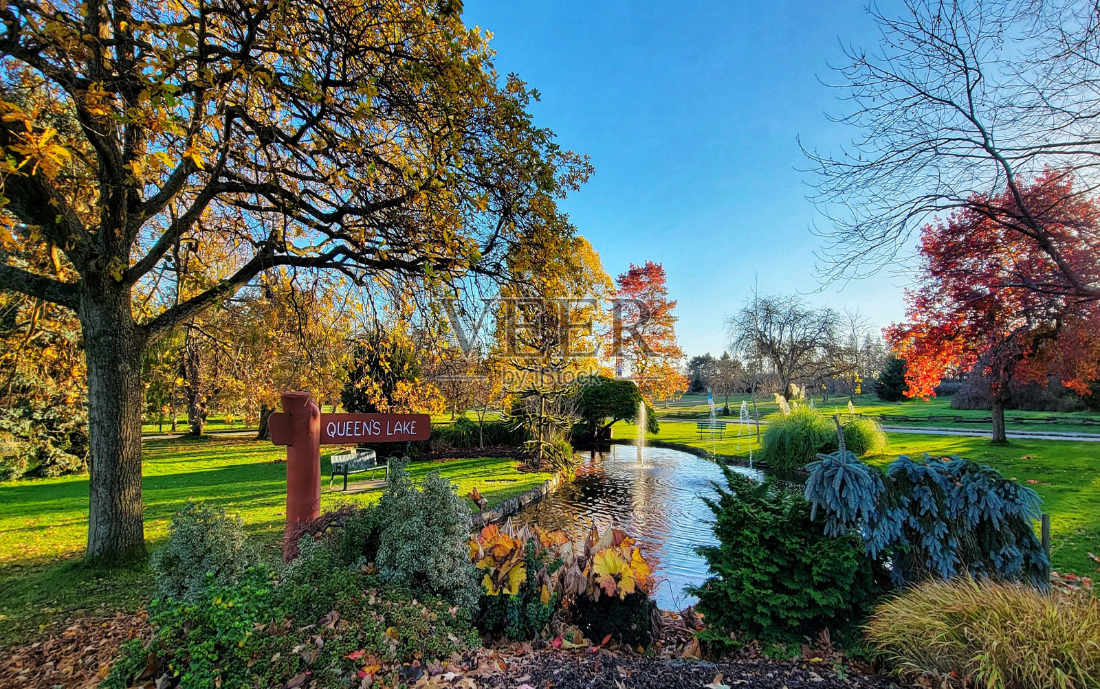 秋天有湖的公园美景照片摄影图片