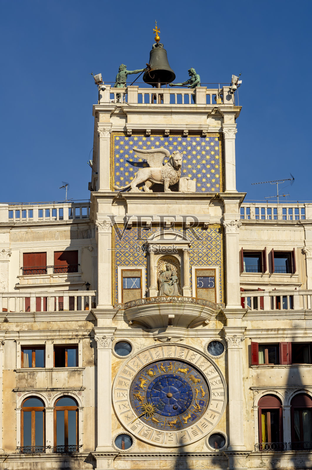 意大利威尼斯圣马可广场上的天文钟塔照片摄影图片