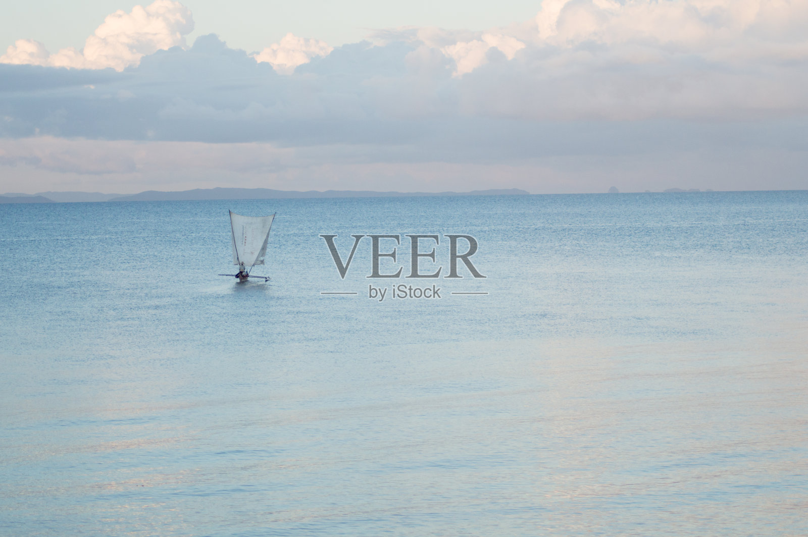 在蓝色的大海上航行照片摄影图片