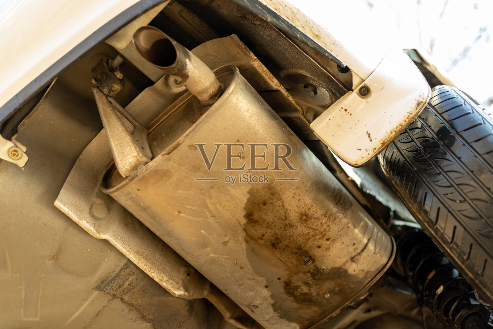 消声器汽车的消声器或消声器汽车的底部视图。照片摄影图片